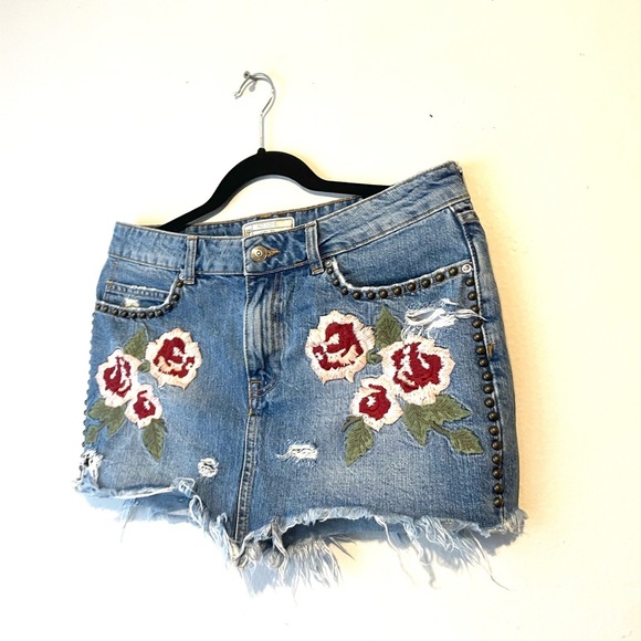 Free People SZ 28 Mini Jean Skirt Wild Rose Embroidered Studded Fray Distressed - Picture 3 of 7